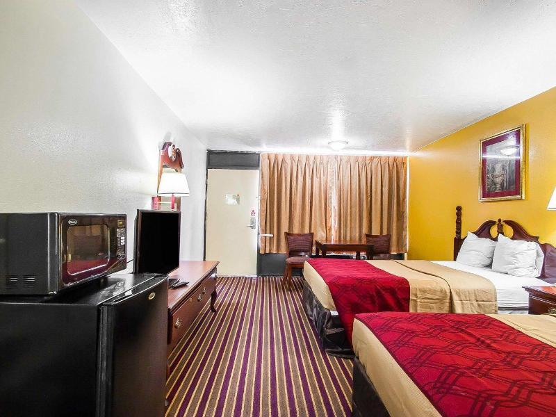Econo Lodge Dyersburg image