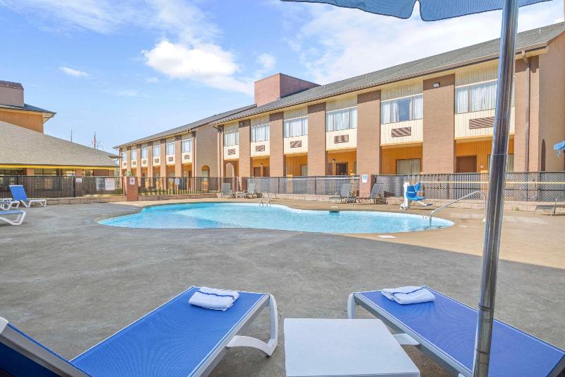 Quality Suites Hickory South image