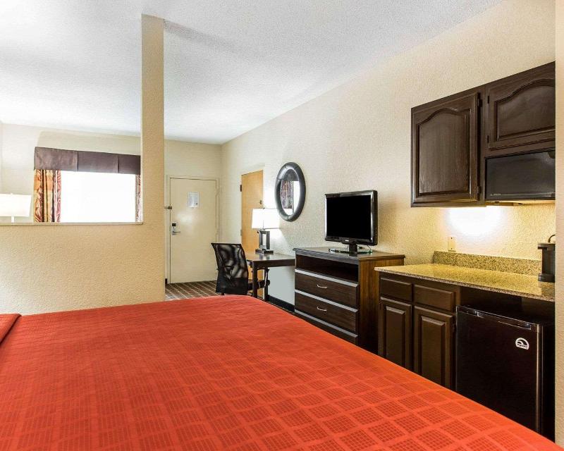 Quality Suites Hickory South image