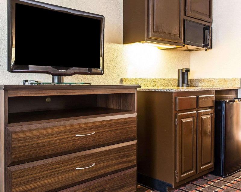 Quality Suites Hickory South image