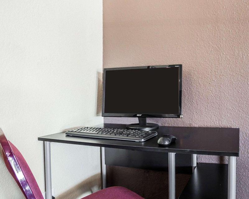 Econo Lodge Jefferson City Area image