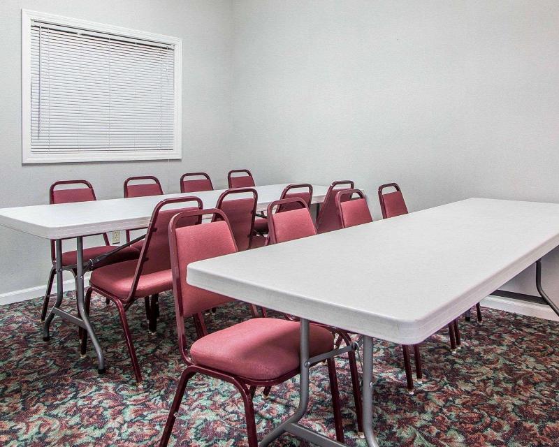 Econo Lodge Jefferson City Area image