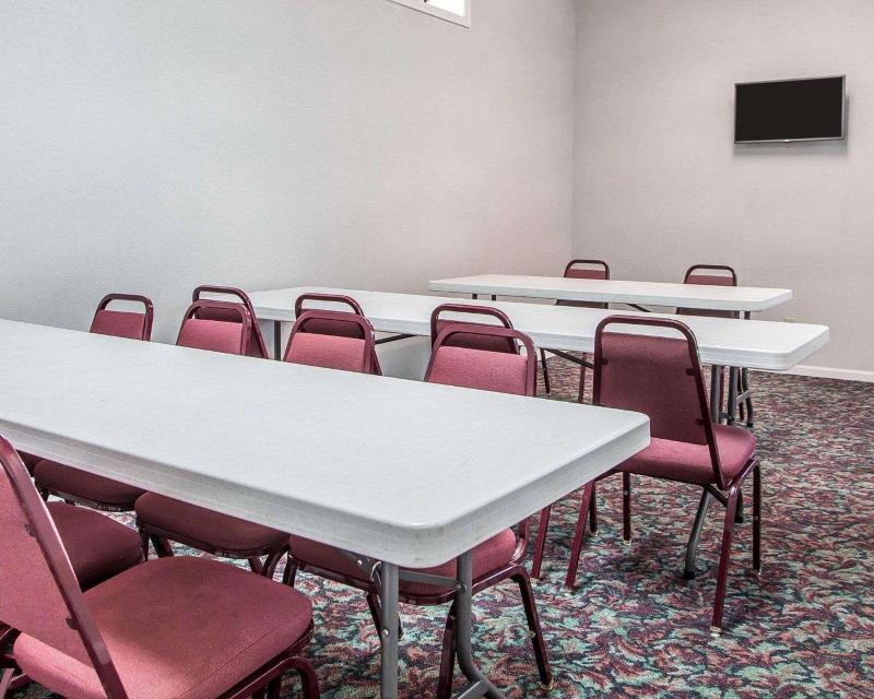 Econo Lodge Jefferson City Area image