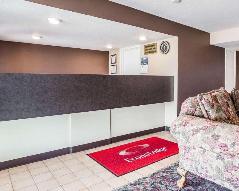 Econo Lodge Jefferson City Area image