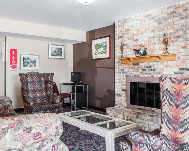 Econo Lodge Jefferson City Area image
