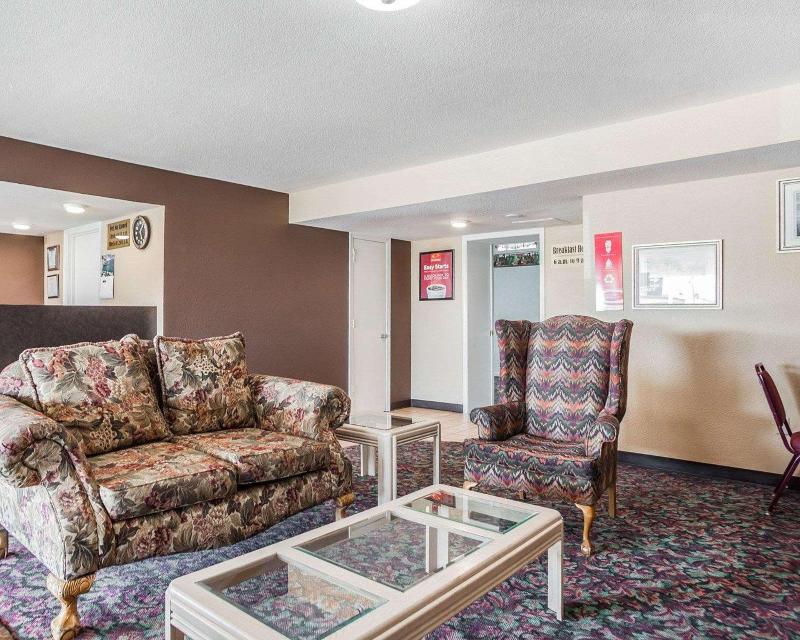 Econo Lodge Jefferson City Area image