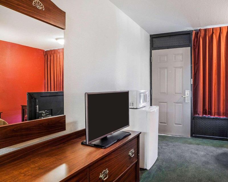 Econo Lodge Jefferson City Area image