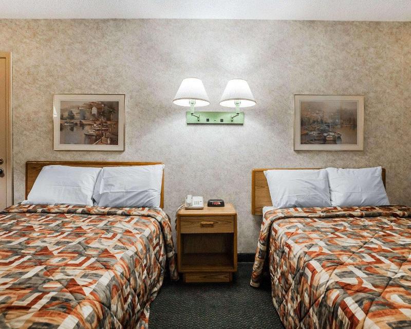 Econo Lodge Jefferson City Area image