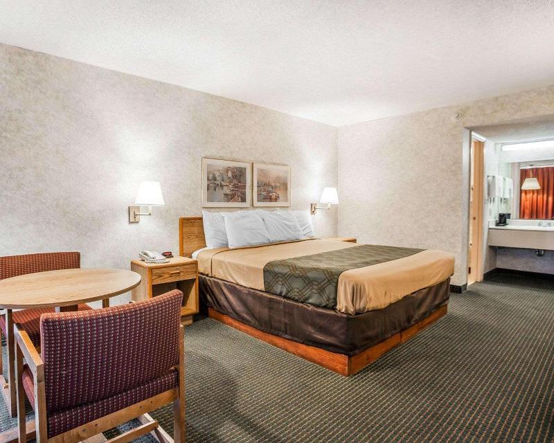 Econo Lodge Jefferson City Area image