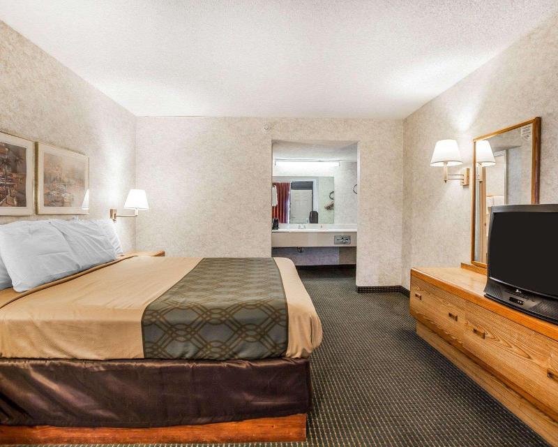Econo Lodge Jefferson City Area image