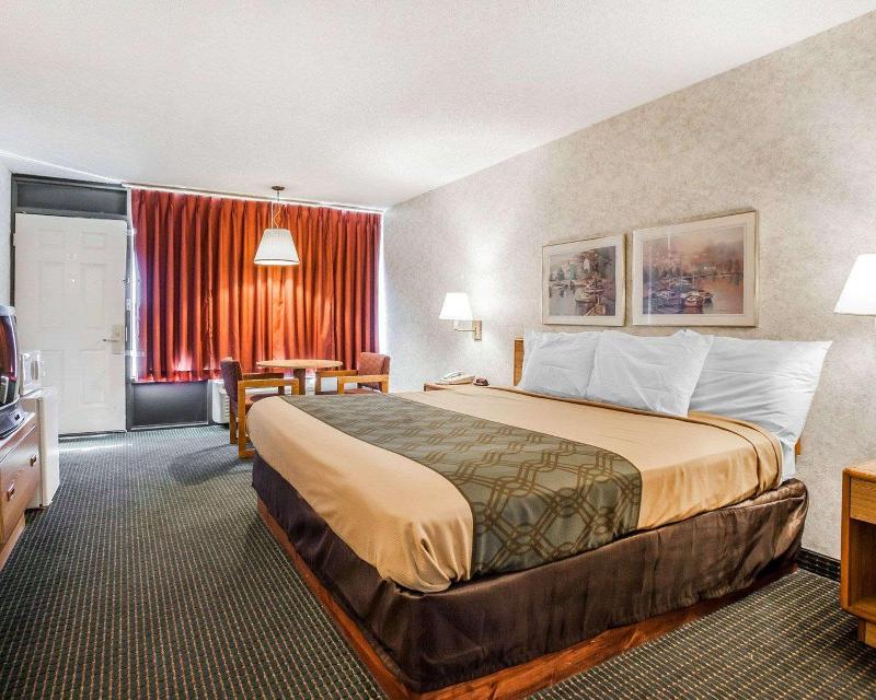 Econo Lodge Jefferson City Area image