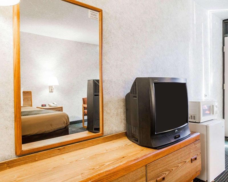 Econo Lodge Jefferson City Area image