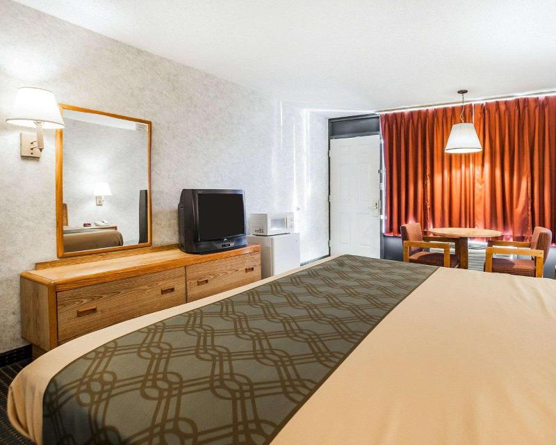Econo Lodge Jefferson City Area image