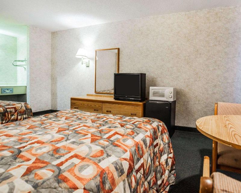 Econo Lodge Jefferson City Area image