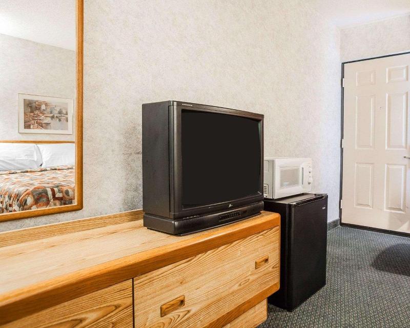 Econo Lodge Jefferson City Area image