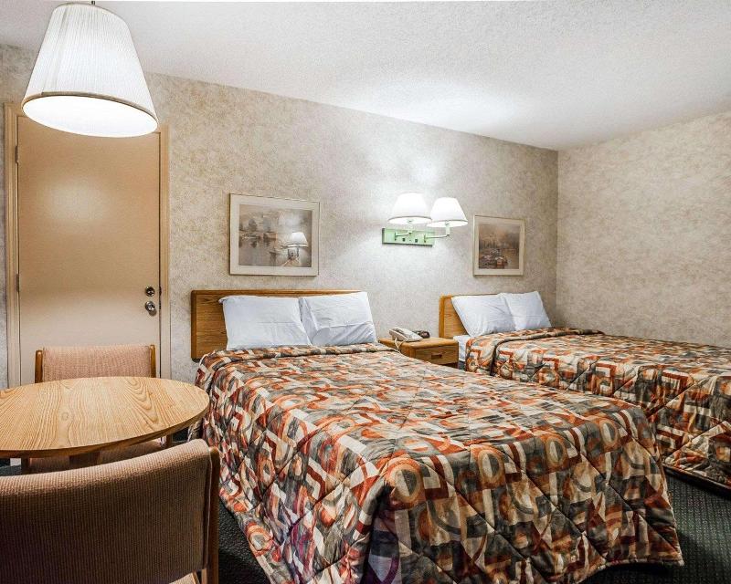 Econo Lodge Jefferson City Area image