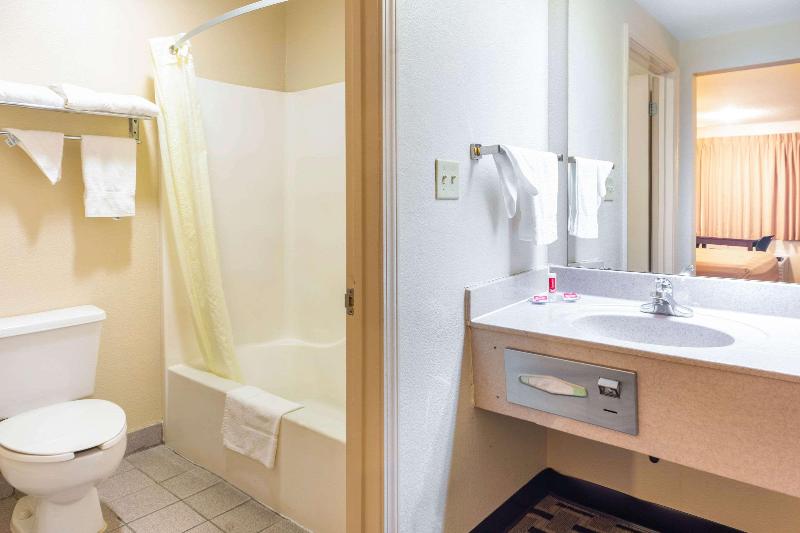 Econo Lodge Laurel image