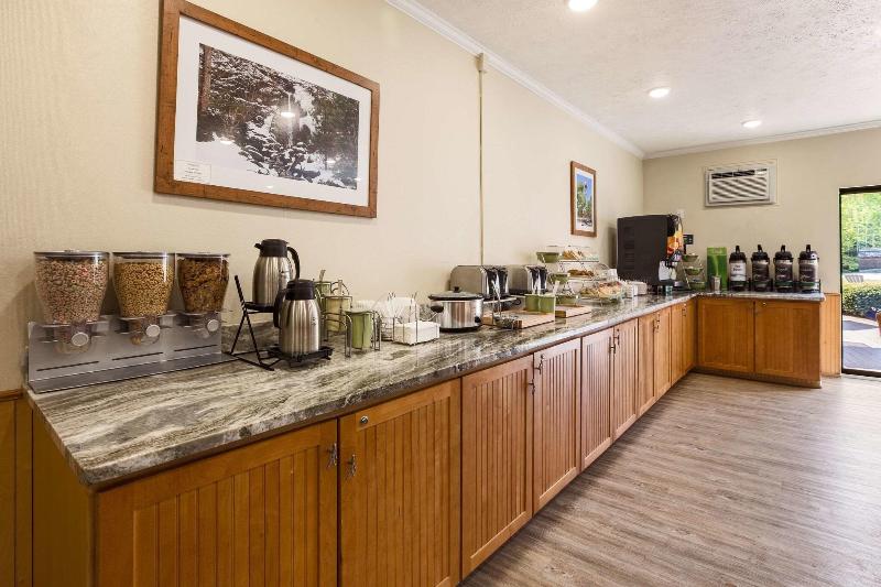Quality Inn Petoskey Area image