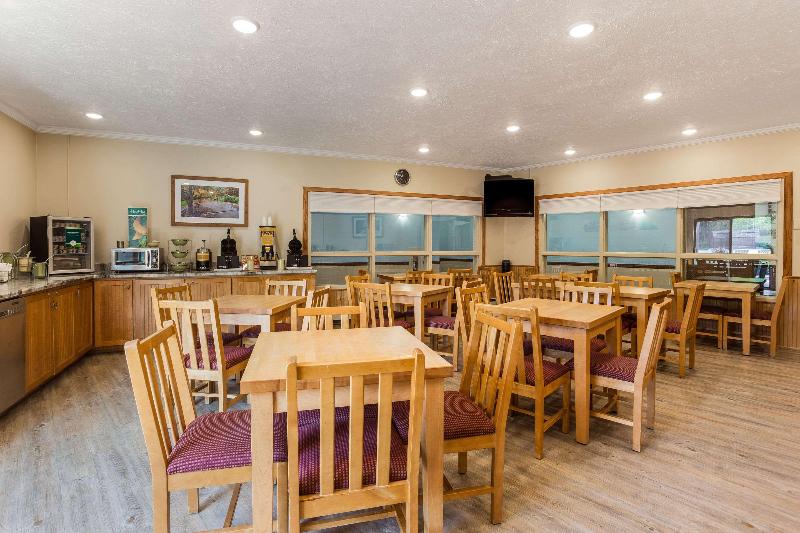 Quality Inn Petoskey Area image