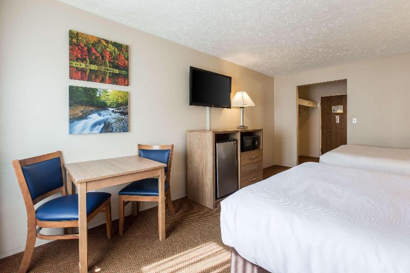 Quality Inn Petoskey Area image
