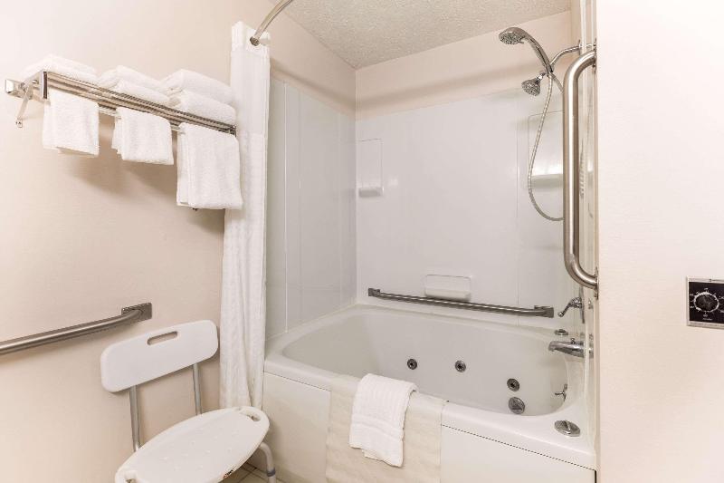 Quality Inn Petoskey Area image