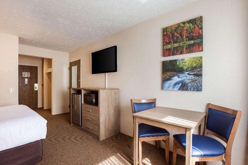 Quality Inn Petoskey Area image