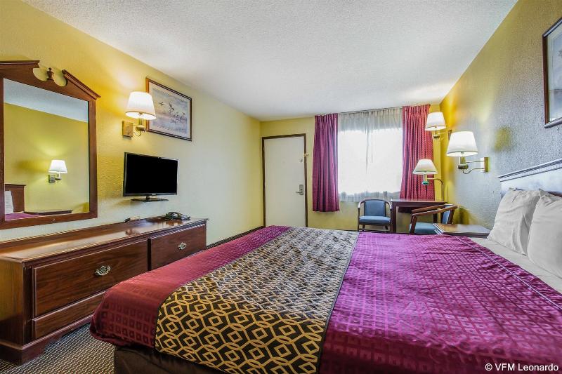 Econo Lodge image