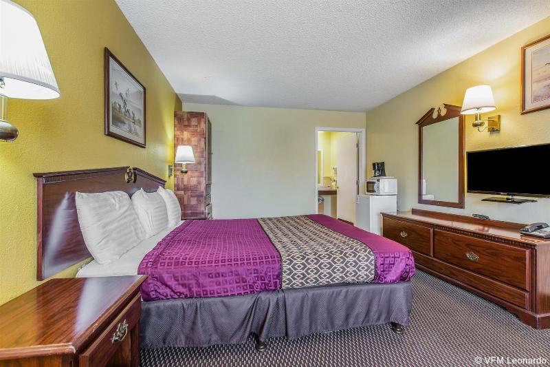Econo Lodge image