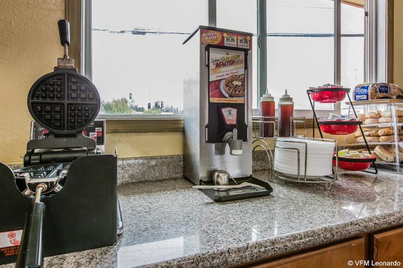 Econo Lodge image