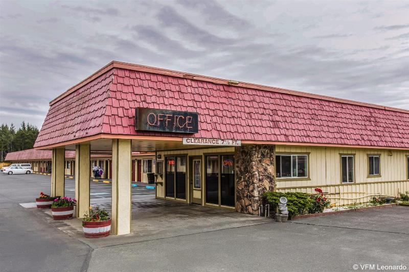 Econo Lodge image