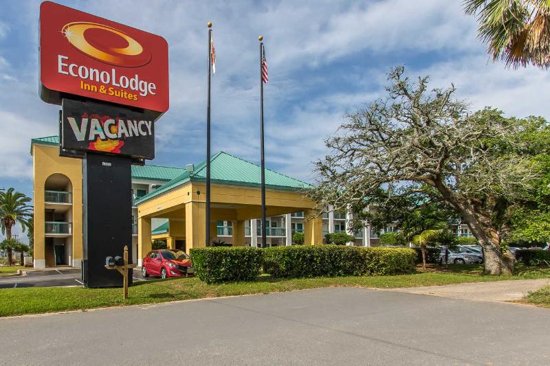 Econo Lodge  Inn AND Suites