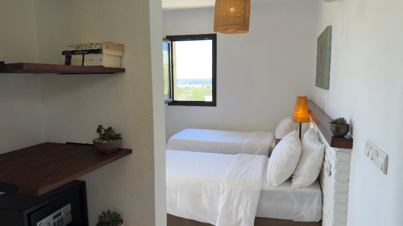 FAMILY ROOM THREE BEDS