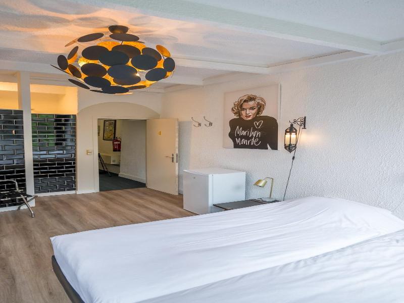 Urban Dreams Bed And Breakfast image
