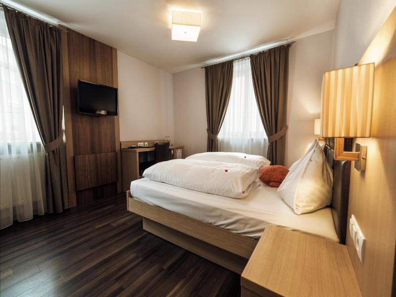 Hotel Guter Hirte image