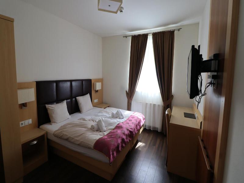 Hotel Guter Hirte image