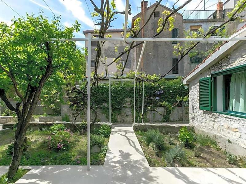 Garden Apartment Hotel image