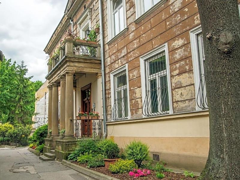 Red Kurka Apartments image