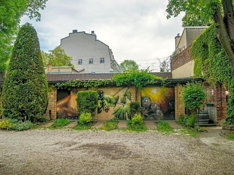 Red Kurka Apartments image