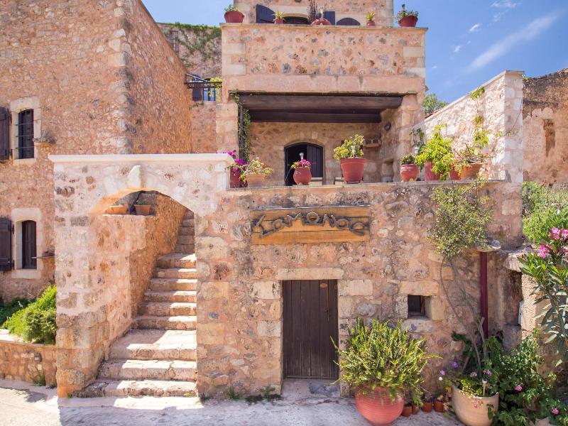 Samonas, Traditional Villas image