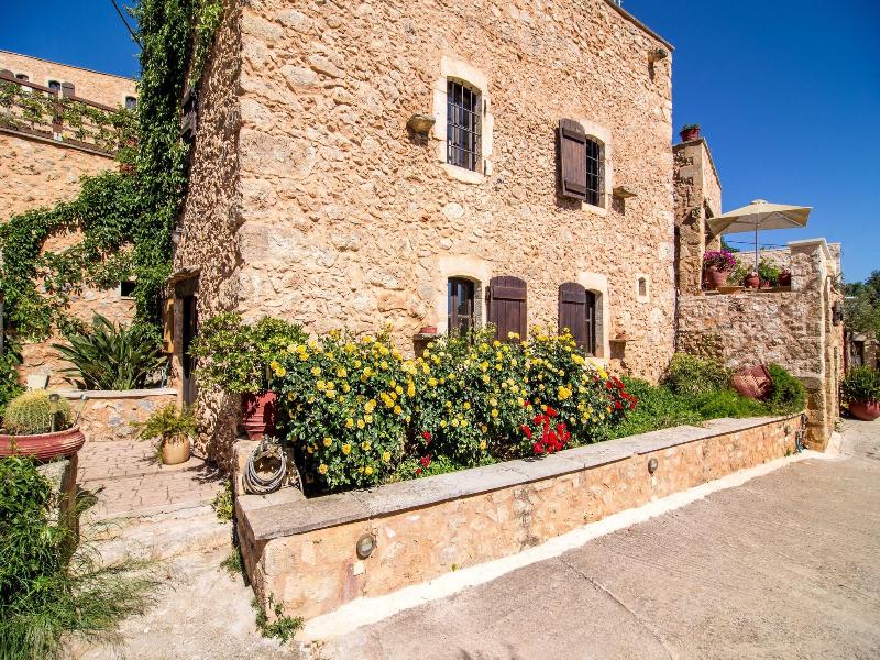 Samonas, Traditional Villas image