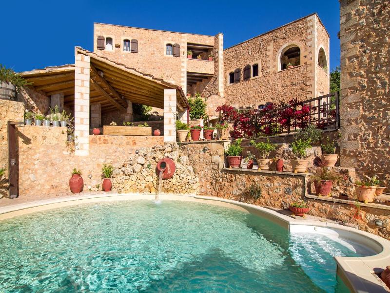Samonas, Traditional Villas image