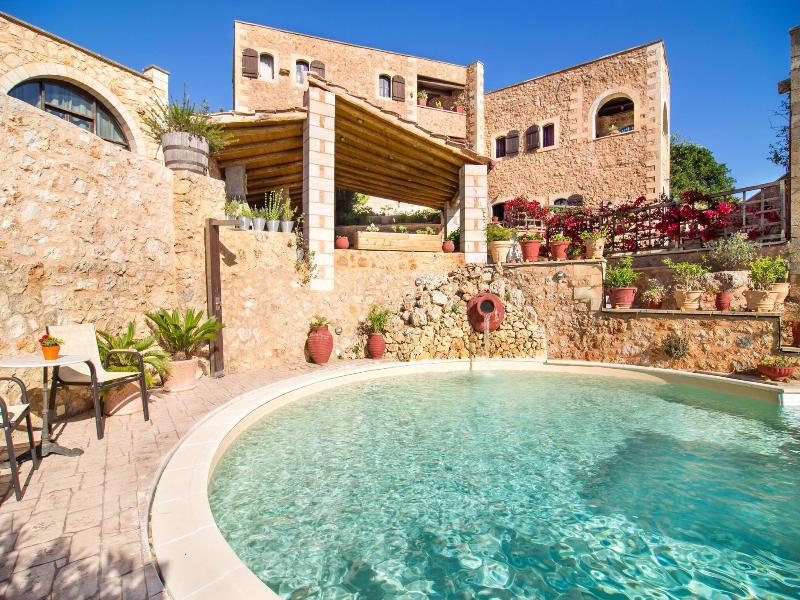 Samonas, Traditional Villas image