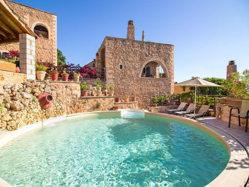 Samonas, Traditional Villas image