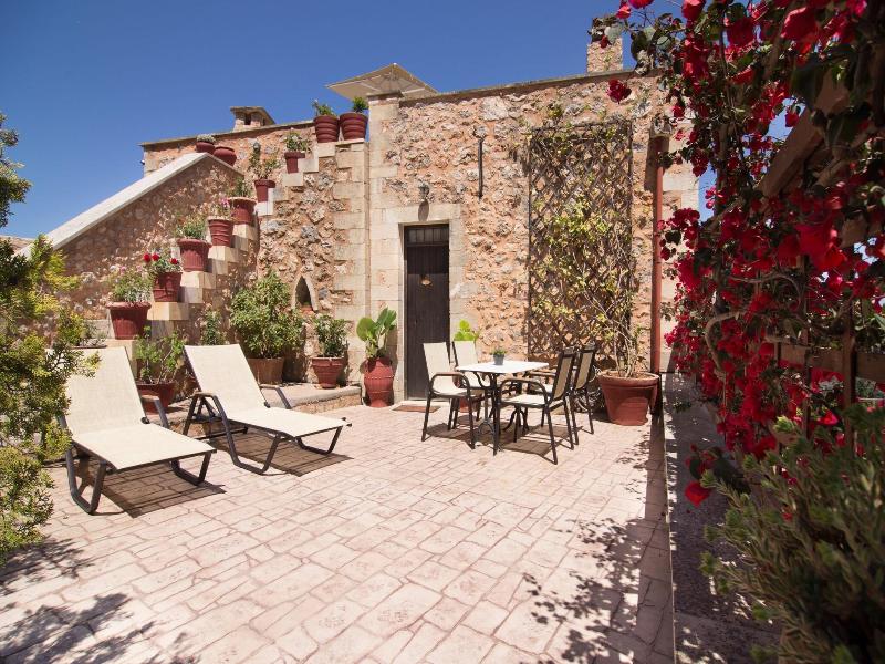 Samonas, Traditional Villas image