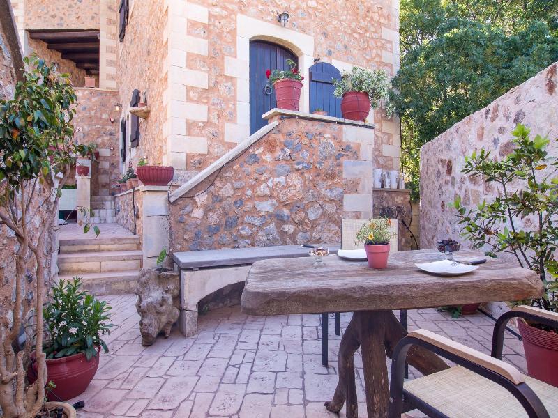 Samonas, Traditional Villas image