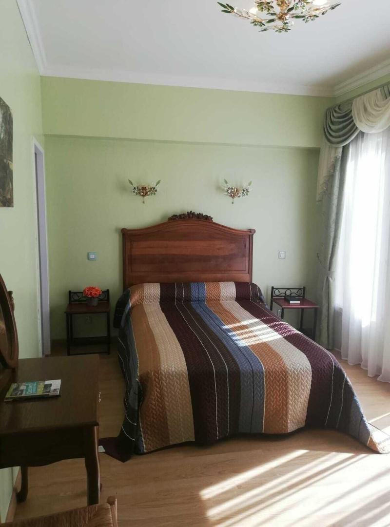 Au Pied Du Chateau image
