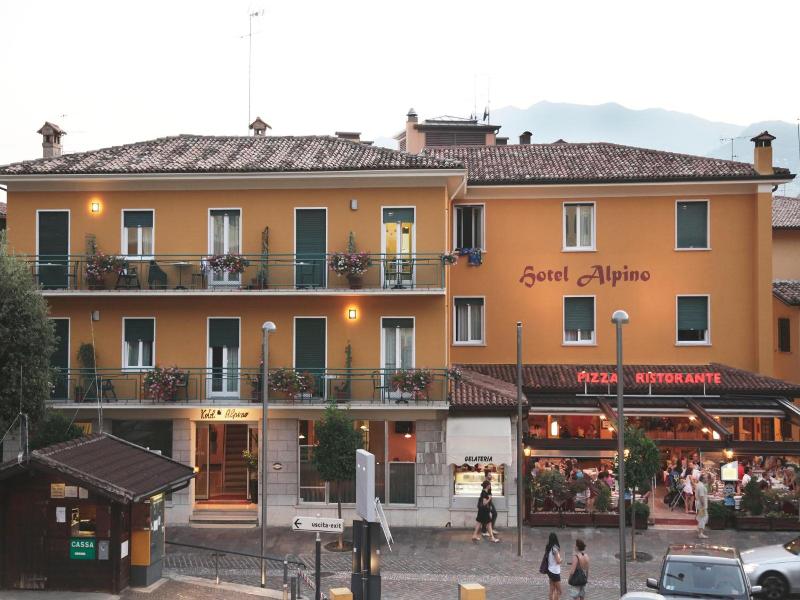 Hotel Ristorante Alpino image