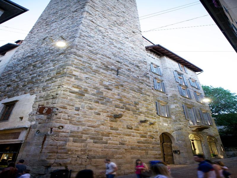 Gombit Hotel image