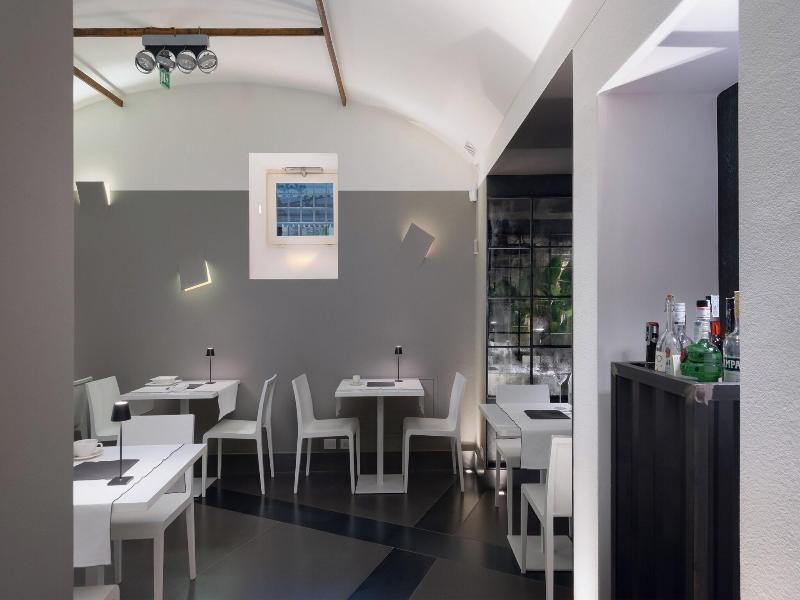 Gombit Hotel image