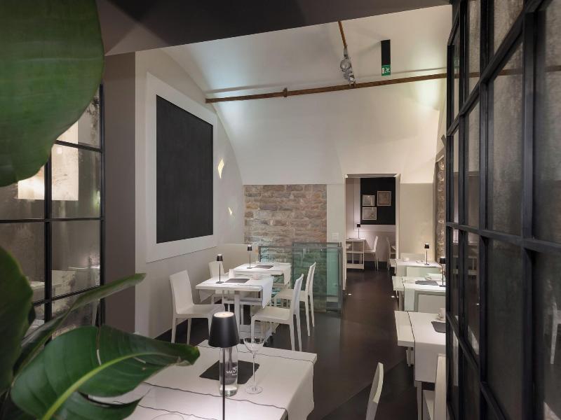 Gombit Hotel image